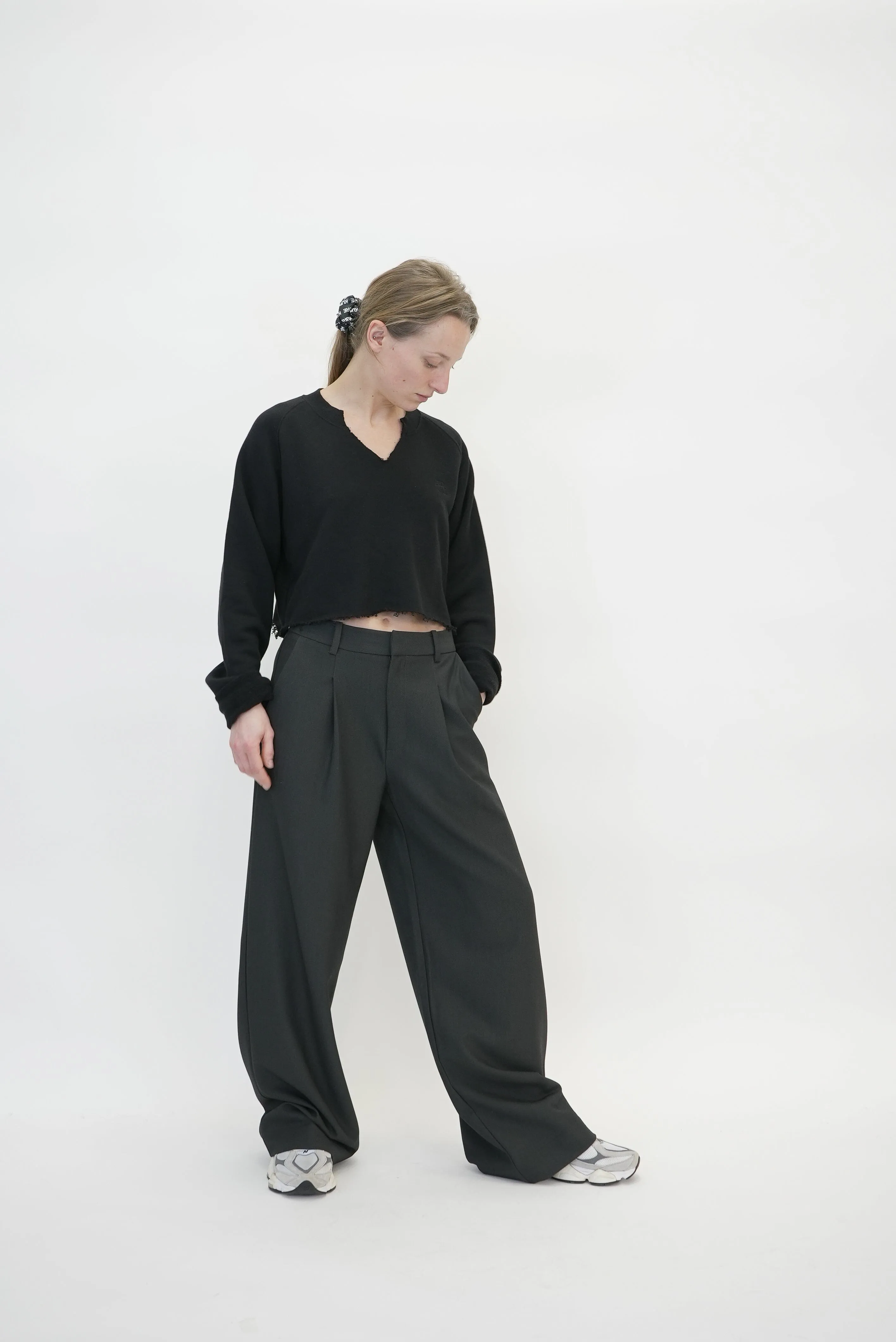 RAGLAN V NECK CROPPED SWEATSHIRT