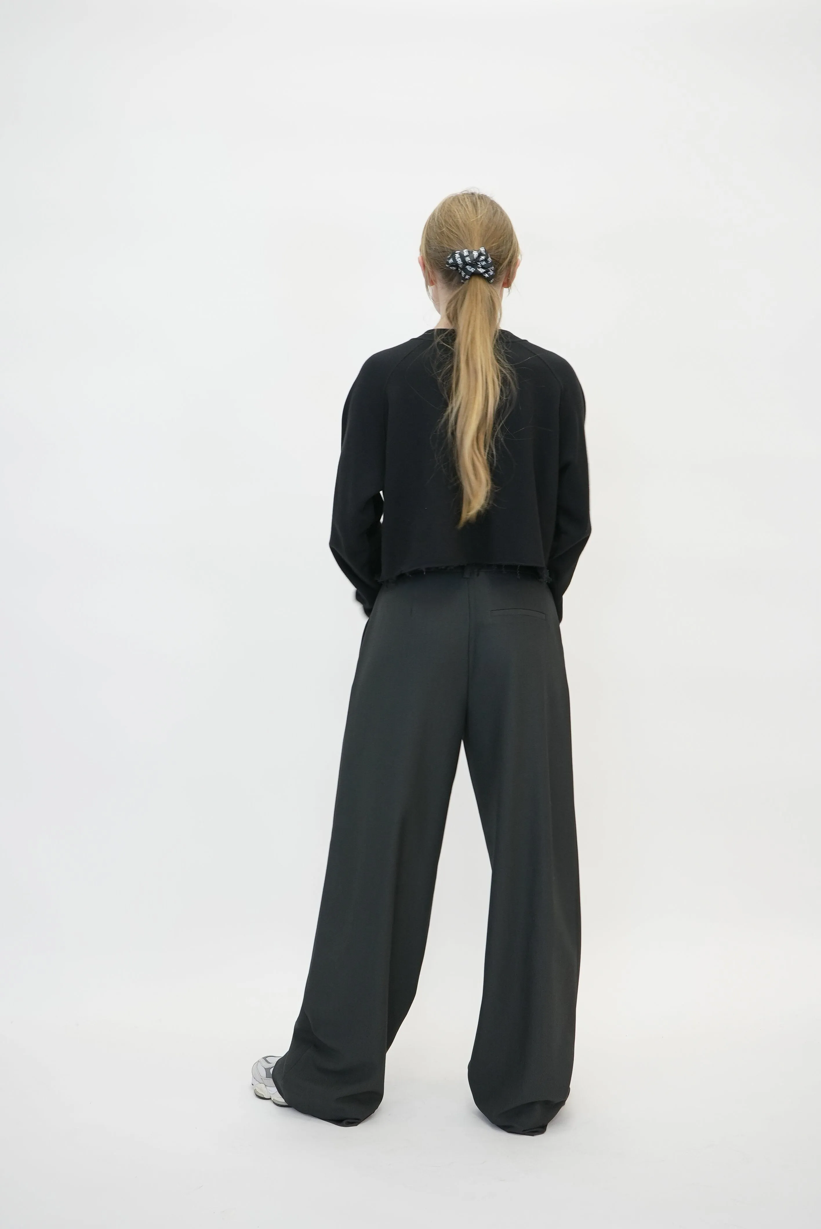 RAGLAN V NECK CROPPED SWEATSHIRT